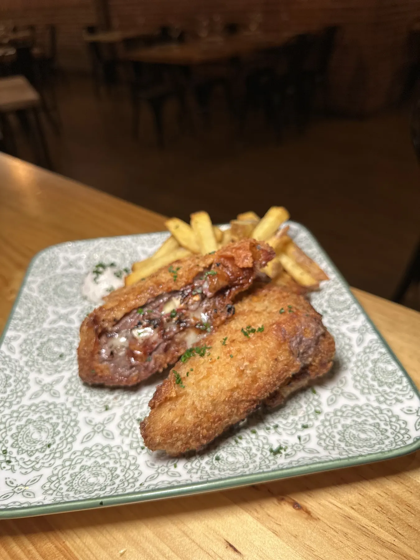 Cachopo de jamón ibérico, brie y trufa